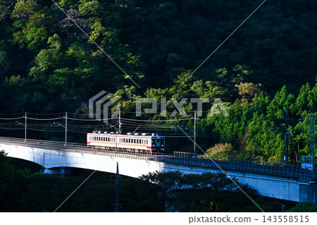 穿過山谷的野生岩石鐵路 穿過山谷的野生岩石鐵路 143558515