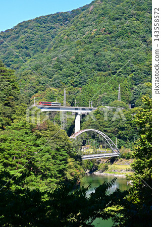 穿過山谷的野生岩石鐵路 143558572