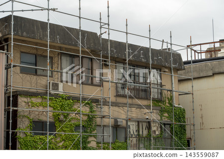 Construction site scaffolding Construction site scaffolding 143559087