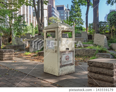 公園裡的垃圾桶和禁止吸煙標誌:旨在防止因煙頭引起的火災。 公園裡的垃圾桶和禁止吸煙標誌:旨在防止因煙頭引起的火災。 143559179