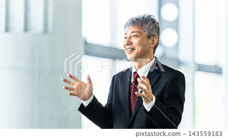 兩位資深男性商人之間的對話 兩位資深男性商人之間的對話 143559183
