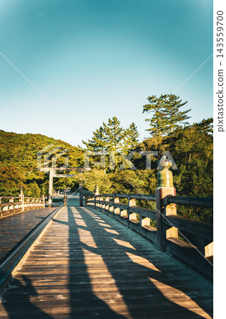 沐浴在晨光中的伊勢神宮神聖景色－內殿 143559700
