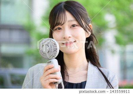一位日本女子正在使用手持扇子 一位日本女子正在使用手持扇子 143559911