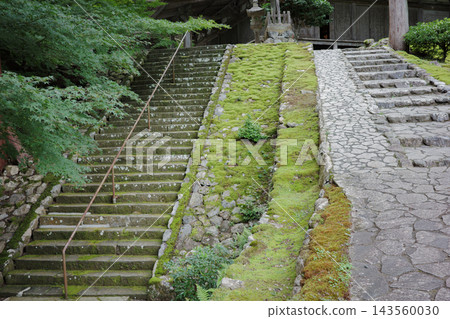 通往妙辻寺的道路，妙辻寺是位於福井縣小濱市的國寶。 143560030