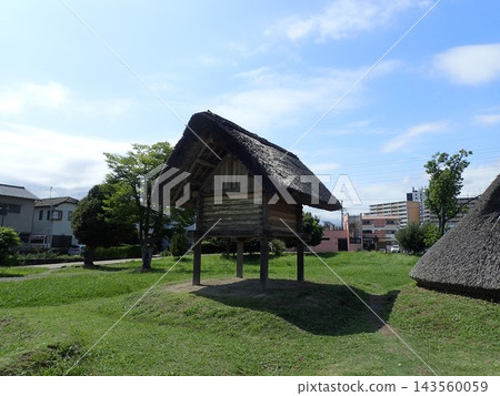 位於靜岡縣靜岡市駿河區頀驁町的頷騁遺址,是一處彌生時代的聚落遺址,有稻田遺跡,也是一處地勢低窪的濕地遺址。 位於靜岡縣靜岡市駿河區頀驁町的頷騁遺址,是一處彌生時代的聚落遺址,有稻田遺跡,也是一處地勢低窪的濕地遺址。 143560059
