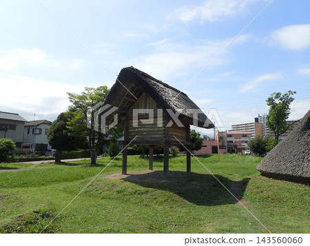 位於靜岡縣靜岡市駿河區頀驁町的頷騁遺址,是一處彌生時代的聚落遺址,有稻田遺跡,也是一處地勢低窪的濕地遺址。 位於靜岡縣靜岡市駿河區頀驁町的頷騁遺址,是一處彌生時代的聚落遺址,有稻田遺跡,也是一處地勢低窪的濕地遺址。 143560060