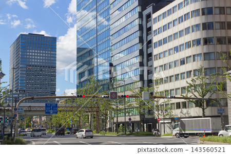 大阪禦堂筋地區,擁有現代化的摩天大樓、街景和都會景觀。 大阪禦堂筋地區,擁有現代化的摩天大樓、街景和都會景觀。 143560521