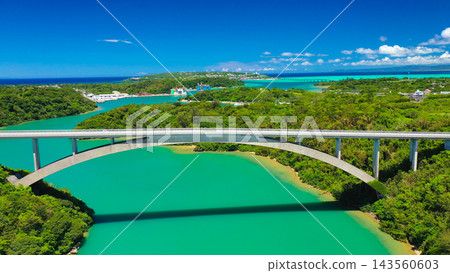 瓦魯米大橋,橫跨沖繩島北部的羽根路瀨戶內海。 瓦魯米大橋,橫跨沖繩島北部的羽根路瀨戶內海。 143560603
