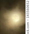 月亮透過雲層隱約可見，月光灑滿大地。 143560652