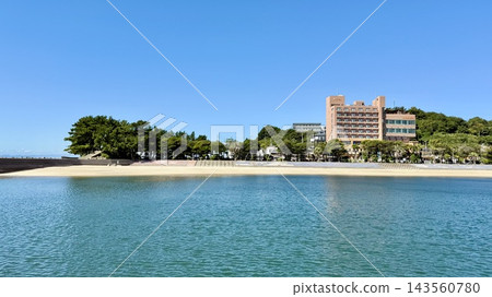 秋日湛藍的天空倒映在惠比壽海灘(愛知縣西尾市吉良威基基海灘)的水面上。 秋日湛藍的天空倒映在惠比壽海灘(愛知縣西尾市吉良威基基海灘)的水面上。 143560780