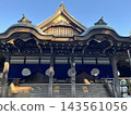 藍天白雲，一座有弧形山牆屋頂和紫色帷幔的神社建築（三重縣伊勢市） 143561056