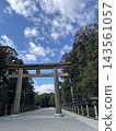 通往橛原神社的鳥居和燈籠在藍天的映襯下顯得格外高聳（奈良縣橛原市） 143561057