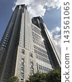 仰望東京都廳第一大樓，它在藍天的襯托下巍然聳立－新宿 143561065