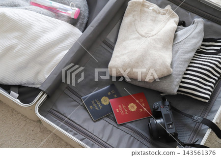 出國旅行用的行李箱 出國旅行用的行李箱 143561376