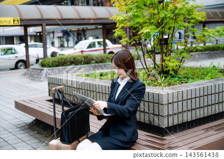 一個女人坐在長椅上 143561438