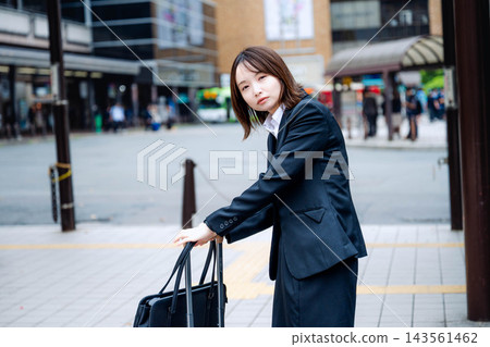有運載袋子的女商人 143561462