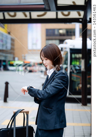 一位女士在火車站台上看手錶。 143561463