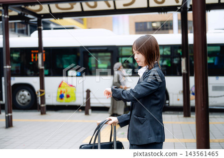等待火車的婦女在駐地家 等待火車的婦女在駐地家 143561465