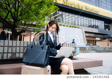 操作便攜式計算機的女商人 操作便攜式計算機的女商人 143561488