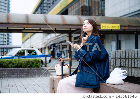 女人喝外賣咖啡 女人喝外賣咖啡 143561540
