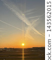 機場在夕陽的映照下，飛機尾跡交錯縱橫。 143562015