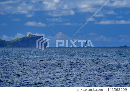 從北海道積丹半島神威岬餘市漁港一側的日本海追分索蘭線望去,可以看到神威岬、燈塔和神威岩(3) 從北海道積丹半島神威岬餘市漁港一側的日本海追分索蘭線望去,可以看到神威岬、燈塔和神威岩(3) 143562909