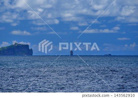 從北海道積丹半島神威岬餘市漁港一側的日本海追分索蘭線望去,可以看到神威岬、燈塔和神威岩(4) 從北海道積丹半島神威岬餘市漁港一側的日本海追分索蘭線望去,可以看到神威岬、燈塔和神威岩(4) 143562910