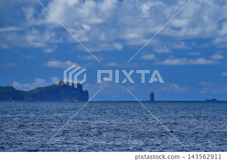 從北海道積丹半島神威岬餘市漁港一側的日本海追分索蘭線望去,可以看到神威岬、燈塔和神威岩(5) 從北海道積丹半島神威岬餘市漁港一側的日本海追分索蘭線望去,可以看到神威岬、燈塔和神威岩(5) 143562911