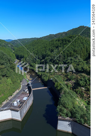 在秋高氣爽的天空下，努諾梅河順著山谷流淌，這張照片是用 24mm 鏡頭在努諾梅水壩拍攝的。 143564109