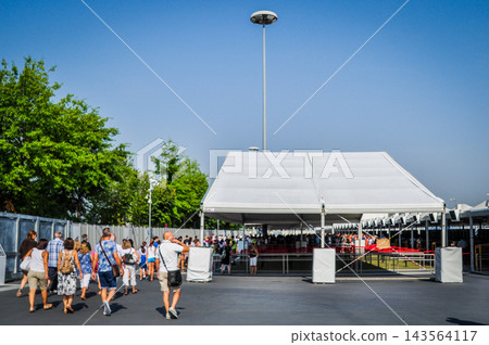 米蘭世博場館入口處,藍天下熙熙攘攘,遊客絡繹不絕。 米蘭世博場館入口處,藍天下熙熙攘攘,遊客絡繹不絕。 143564117