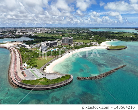 這是一張從高空拍攝的宮古島日落海灘夏季海岸線和度假設施的照片。 這是一張從高空拍攝的宮古島日落海灘夏季海岸線和度假設施的照片。 143564210