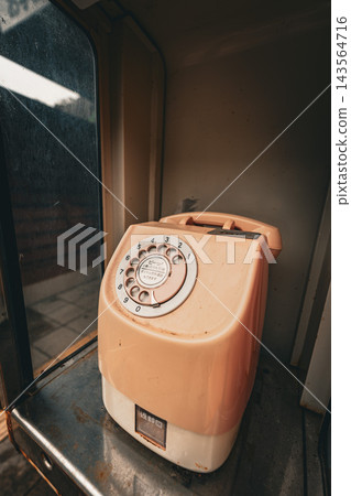 一張昭和時代復古粉紅撥號公用電話的特寫照片。 143564716