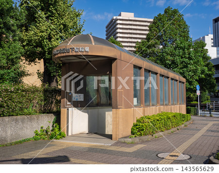 城市地區地下自行車停車設施入口的外觀。 城市地區地下自行車停車設施入口的外觀。 143565629