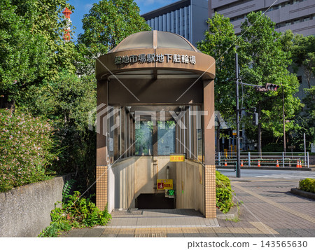 地下自行車停車區入口；沿人行道的地下設施。 143565630