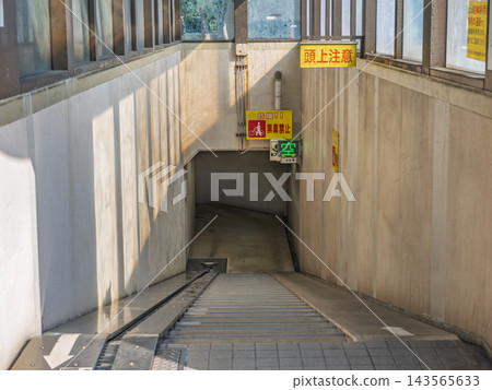 地下自行車停車區的樓梯：注意上方淨空高度和通往地下區域的通道的警示標誌。 143565633