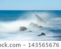 海浪拍打岩石，採用慢速快門拍攝。 143565676
