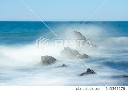 海浪拍打岩石,採用慢速快門拍攝。 海浪拍打岩石,採用慢速快門拍攝。 143565676