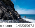 嶙峋的峭壁和拍打著海岸的巨浪 143565678