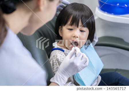 一名2歲女童正在牙醫診所接受治療 一名2歲女童正在牙醫診所接受治療 143565717