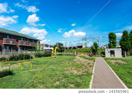 在東京調布市西杜鵑丘兒童公園(輪胎公園)玩耍 在東京調布市西杜鵑丘兒童公園(輪胎公園)玩耍 143565961