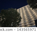 Nighttime view of the apartment building 143565971