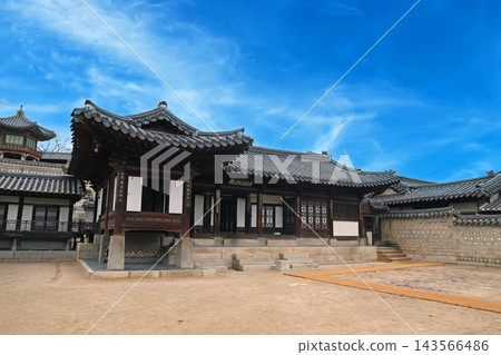 昌德宮,洛善齋(韓國首爾):藍天與傳統韓屋建築 昌德宮,洛善齋(韓國首爾):藍天與傳統韓屋建築 143566486