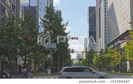 大阪禦堂筋九太郎町三丁目附近的行道樹和高層建築(街景) 大阪禦堂筋九太郎町三丁目附近的行道樹和高層建築(街景) 143566487