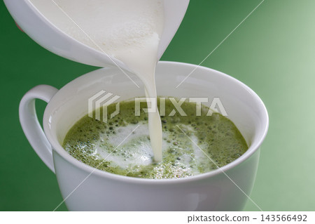 抹茶拿鐵 - 用牛奶咖啡碗製作的抹茶拿鐵 抹茶拿鐵 - 用牛奶咖啡碗製作的抹茶拿鐵 143566492