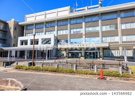 岐阜縣惠那市政府：秋日晴空下的外觀 143566982
