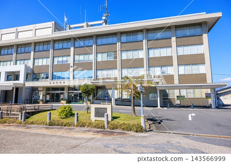 岐阜縣惠那市政府:秋日晴空下的外觀 岐阜縣惠那市政府:秋日晴空下的外觀 143566999