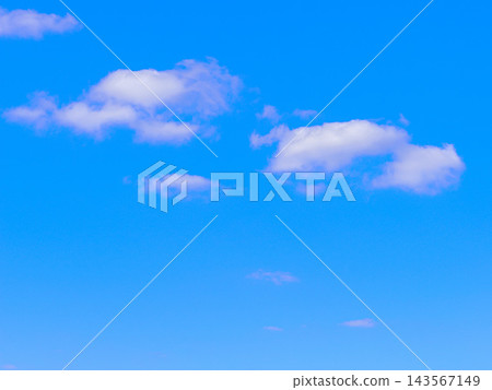 秋日的天空湛藍,白雲朵朵。 秋日的天空湛藍,白雲朵朵。 143567149
