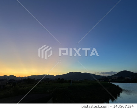 美麗的日落天空和池塘 143567184
