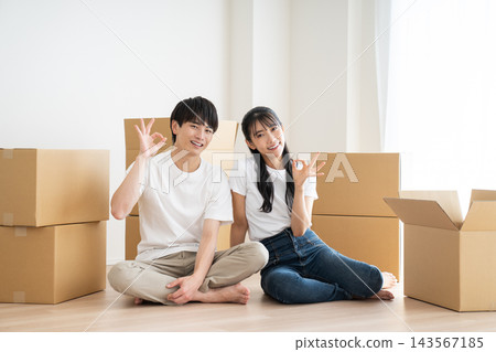 一對年輕夫婦搬家 143567185