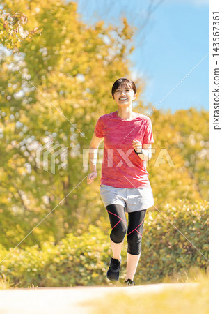女子跑步-秋季運動 女子跑步-秋季運動 143567361